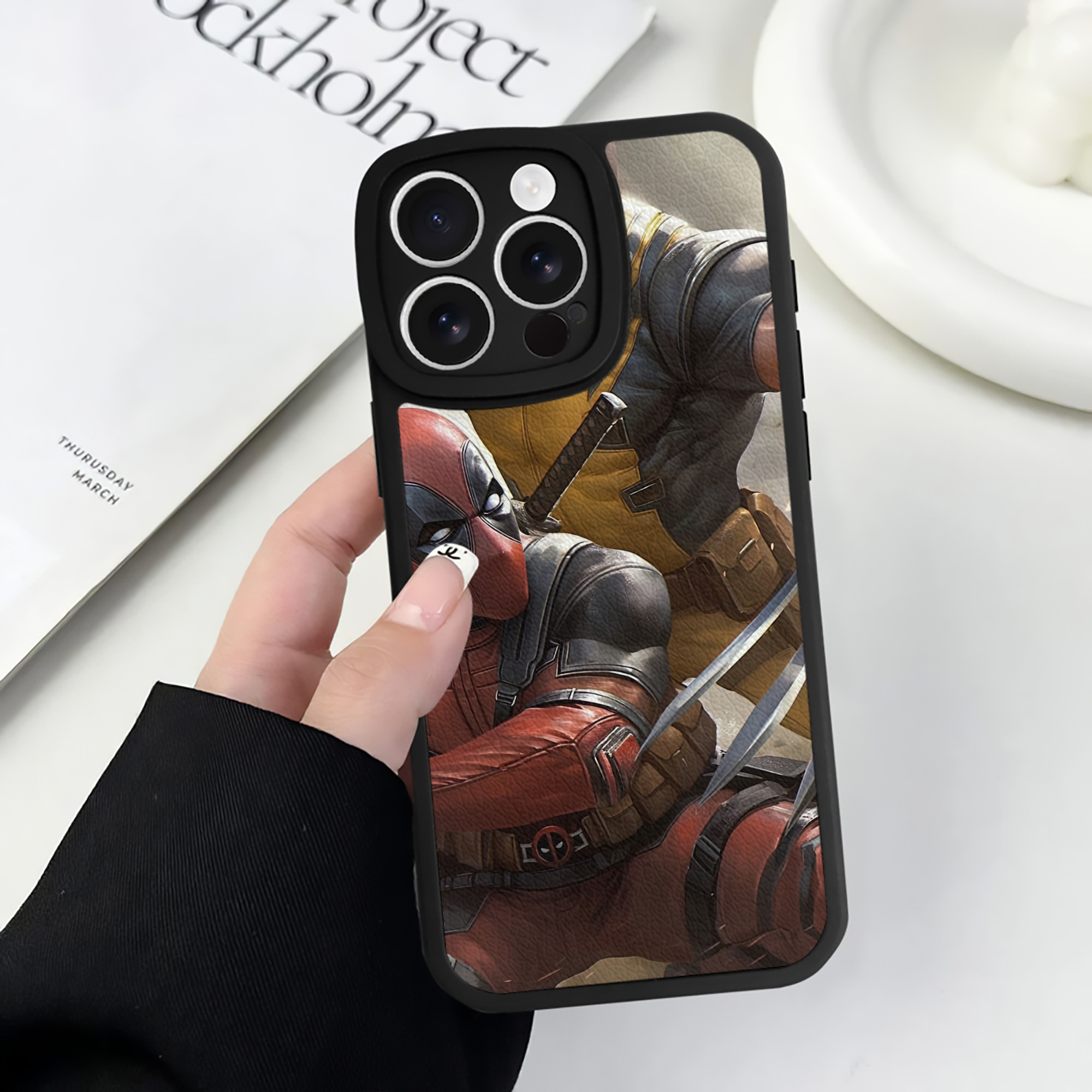 （画像用） Deadpool デッドプール 【iPhone 16シリーズ対応】シリコンスマホケース（レザー調） 材質：シリコン